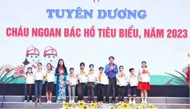 Bí thư Tỉnh ủy Vĩnh Phúc Hoàng Thị Thúy Lan và Bí thư Trung ương Đoàn Ngô Văn Cương tặng giấy khen, kỷ niệm chương cho 10 đại biểu "Cháu ngoan Bác Hồ" tiêu biểu năm 2023. Ảnh: Trà Hương