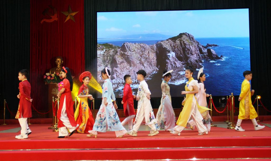 Các thí sinh tự tin trên sân khấu Các thí sinh tự tin trên sân khấu