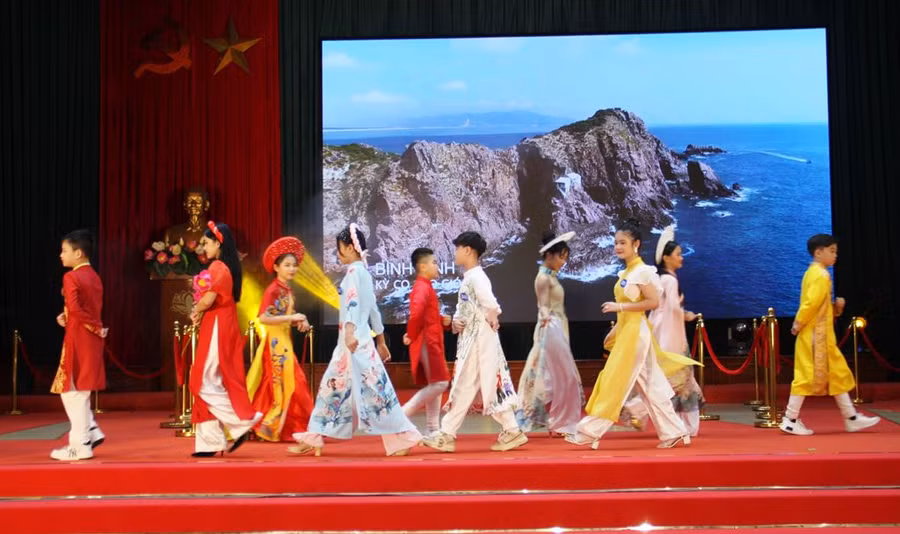 Các thí sinh tự tin trên sân khấu