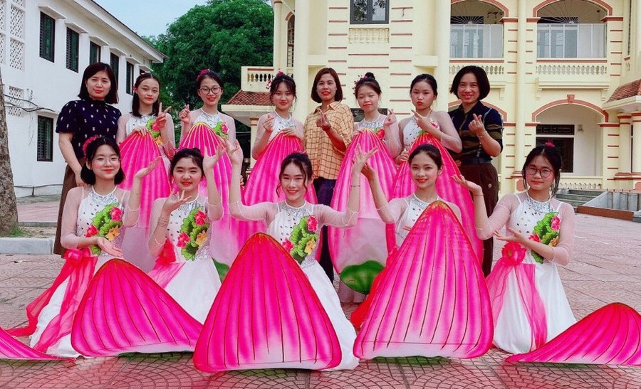 Khánh Chi (hàng thứ nhất, ngoài cùng bên trái) luôn tích cực trong các hoạt động phong trào của Trường THCS Lý Tự Trọng Khánh Chi (hàng thứ nhất, ngoài cùng bên trái) luôn tích cực trong các hoạt động phong trào của Trường THCS Lý Tự Trọng