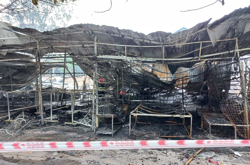 Các gian hàng bị cháy tại khu kinh doanh tự phát Các gian hàng bị cháy tại khu kinh doanh tự phát