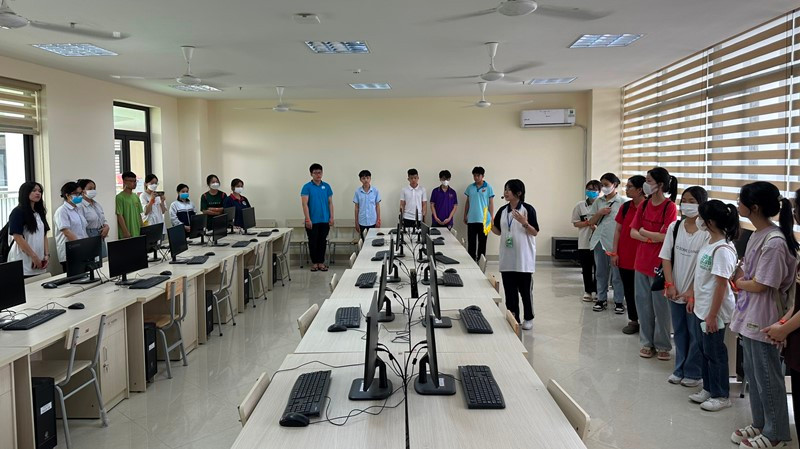 Học sinh được tham quan các địa điểm nổi bật của nhà trường