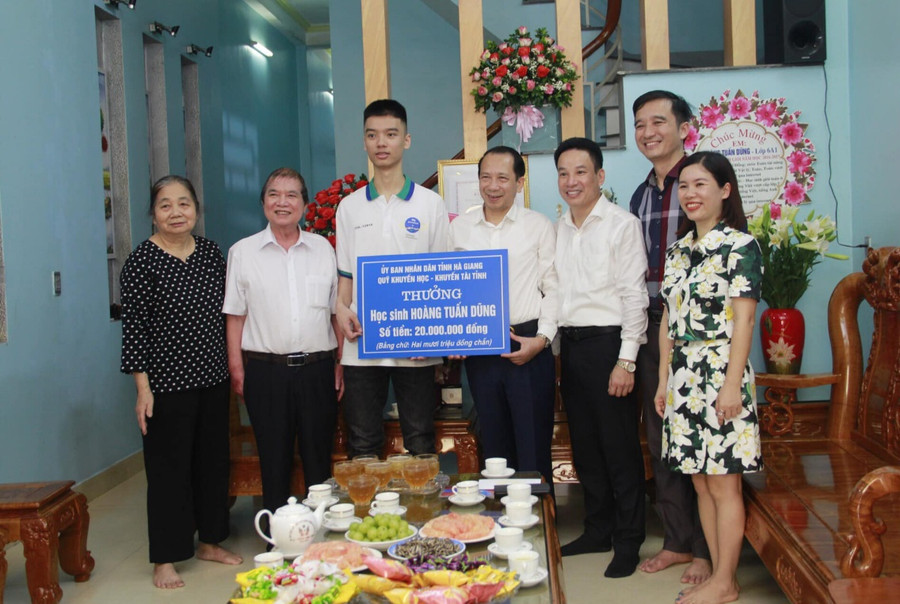 Lãnh đạo tỉnh Hà Giang trao quà, động viên học sinh Hoàng Tuấn Dũng. Ảnh: Biện Luân.