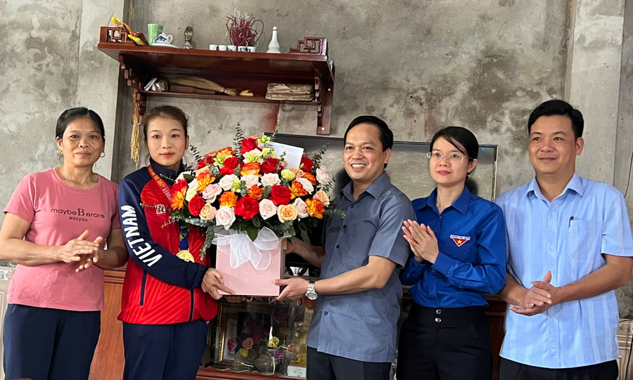 Ông Đinh Hải Nam - Phó Chủ tịch UBND huyện Yên Lập tặng hoa chúc mừng và tặng thưởng 5 triệu đồng cho vận động viên Phương Thủy. Ông Đinh Hải Nam - Phó Chủ tịch UBND huyện Yên Lập tặng hoa chúc mừng và tặng thưởng 5 triệu đồng cho vận động viên Phương Thủy.