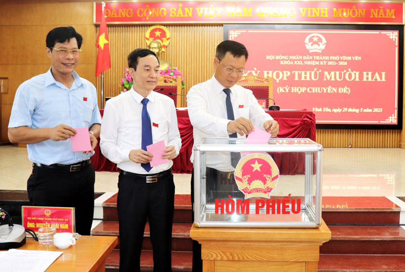 Bầu chức danh Phó Chủ tịch UBND TP Vĩnh Yên.