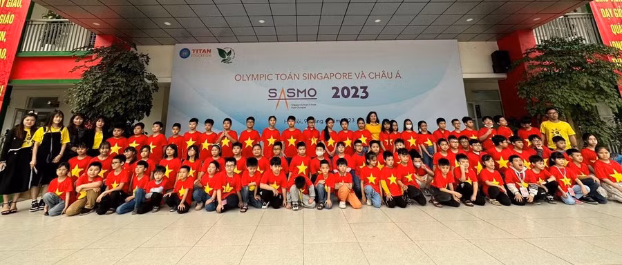 Cô và trò Trường Tiểu học Đinh Tiên Hoàng chụp ảnh khi tham gia cuộc thi SASMO 2023