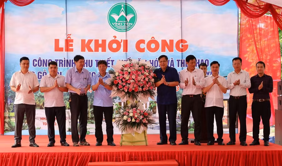 Lãnh đạo thành phố Vĩnh Yên tặng hoa chúc mừng phường Định Trung nhân dịp khởi công dự án