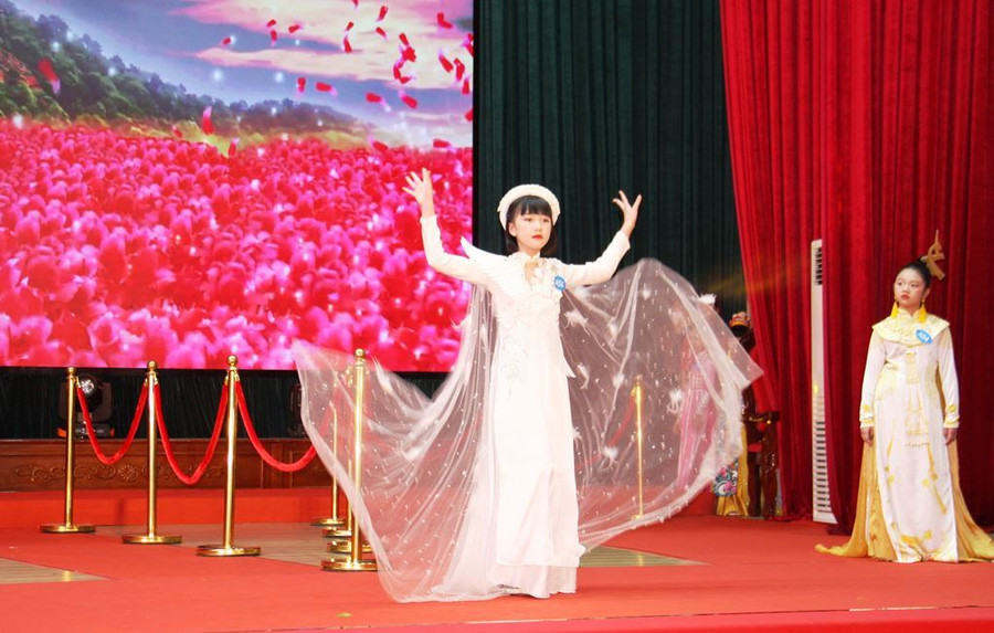 Màn trình diễn của thí sinh Trần Tuệ Mẫn lớp 3 Trường TH Liên Minh Màn trình diễn của thí sinh Trần Tuệ Mẫn lớp 3 Trường TH Liên Minh