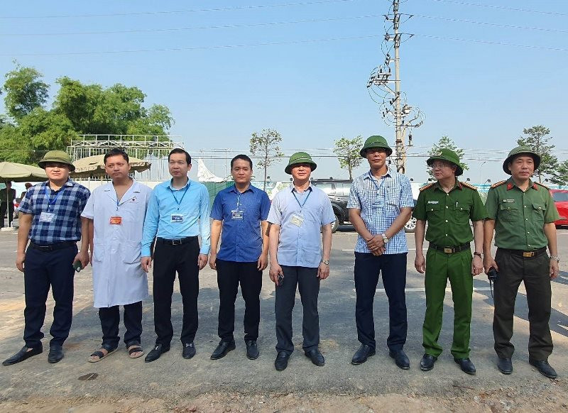 Lãnh đạo Thành ủy và UBND TP Vĩnh Yên chỉ đạo buổi cưỡng chế. Lãnh đạo Thành ủy và UBND TP Vĩnh Yên chỉ đạo buổi cưỡng chế.