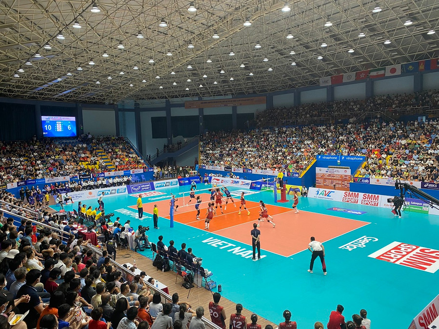 Nhà thi đấu Vĩnh Phúc kín khán giả đến cổ vũ. Nhà thi đấu Vĩnh Phúc kín khán giả đến cổ vũ.