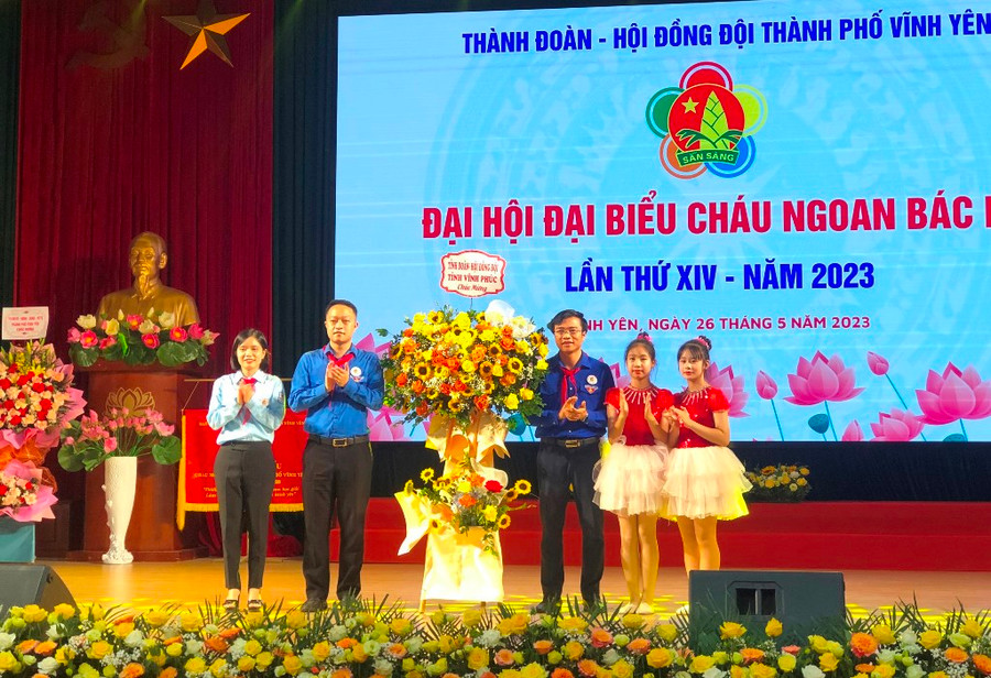 Bí thư Tỉnh đoàn Vĩnh Phúc - Nguyễn Trung Kiên (bìa phải) tặng hoa chúc mừng đại hội