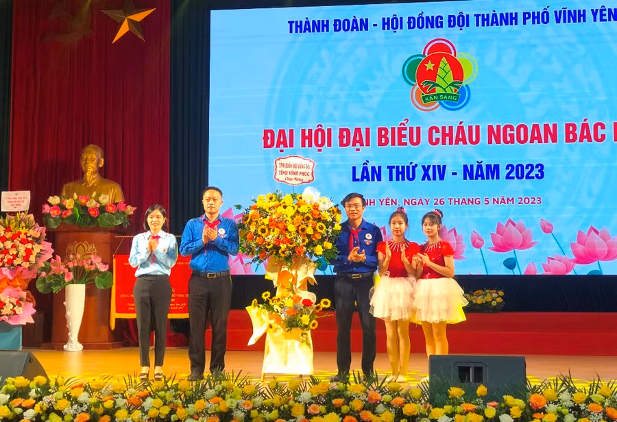 Bí thư Tỉnh đoàn Vĩnh Phúc - Nguyễn Trung Kiên (bìa phải) tặng hoa chúc mừng đại hội