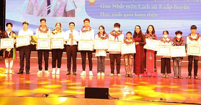 Khánh Chi (thứ 4 từ phải qua) là học sinh dân tộc thiểu số tiêu biểu, xuất sắc được nhận Bằng khen của Chủ tịch UBND tỉnh Vĩnh Phúc năm 2022. Khánh Chi (thứ 4 từ phải qua) là học sinh dân tộc thiểu số tiêu biểu, xuất sắc được nhận Bằng khen của Chủ tịch UBND tỉnh Vĩnh Phúc năm 2022.