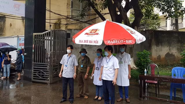 Ông Phùng Quốc Lập - Phó Giám đốc Sở GD&amp;ĐT Phú Thọ (ngoài cùng bên trái) kiểm tra thực tế tại Hội đồng thi Trường THPT Việt Trì