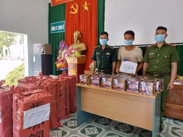 Đồn Biên phòng Sơn Vĩ bàn giao đối tượng cùng tang vật cho Công an huyện Mèo Vạc (Ảnh: Bộ Chỉ huy BĐBP tỉnh Hà Giang)