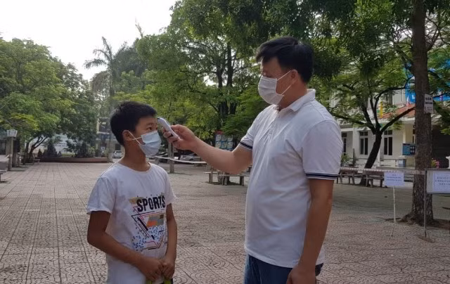 Học sinh được đo thân nhiệt khi vào điểm thi