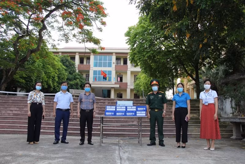 Đại diện Sở GD&amp;ĐT Vĩnh Phúc trao tặng sữa tại một khu vực có học sinh cách ly tập trung