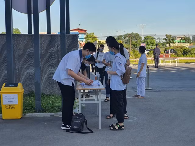 Thí sinh làm thủ tục khai báo y tế tại điểm thi Trường THPT Chuyên Vĩnh Phúc