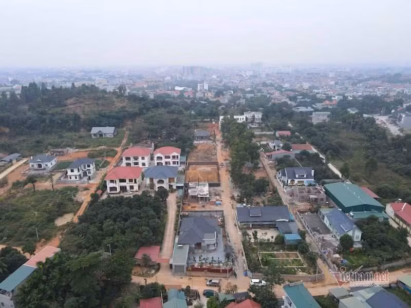 Một góc khu núi Bầu với nhiều công trình xây dựng trái phép