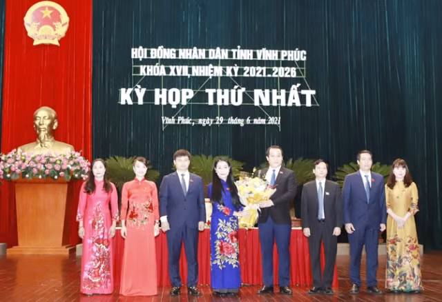 Phó Bí thư Thường trực Tỉnh ủy Vĩnh Phúc Phạm Hoàng Anh chúc mừng bà Hoàng Thị Thúy Lan và các ông, bà được bầu vào các chức vụ Trưởng, Phó các Ban HĐND tỉnh