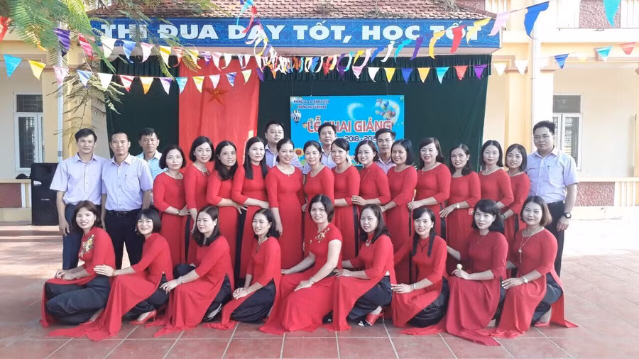 Tập thể cán bộ, giáo viên nhà trường