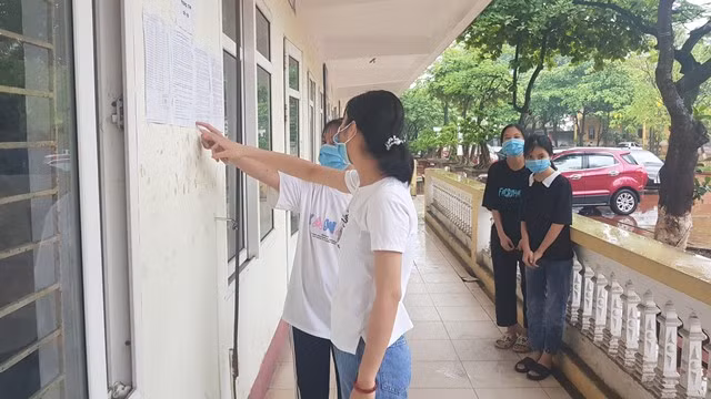 Thí sinh đến xem số báo danh và phòng thi tại điểm thi Trường THPT Việt Trì