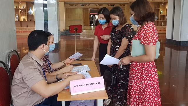 Giáo viên tham gia chấm thi thực hiện nghiêm việc khai báo y tế