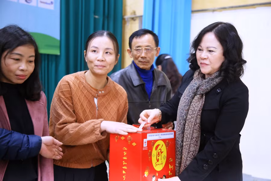 Thứ trưởng Ngô Thị Minh trao quà cho giáo viên có hoàn cảnh khó khăn