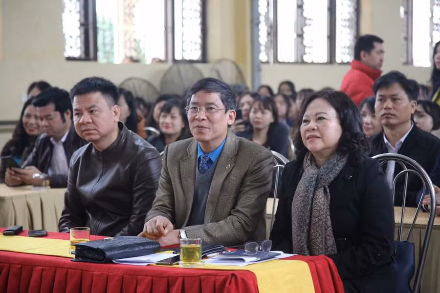 Đoàn công tác Bộ GD&amp;ĐT về thăm và trao quà "Điều ước cho em" tại Trường THPT Dân tộc nội trú tỉnh Nghệ An