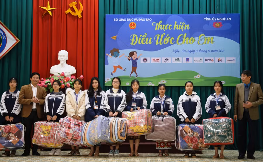Trao 200 chăn ấm cho học sinh 2 trường THPT DTNT tỉnh Nghệ An
