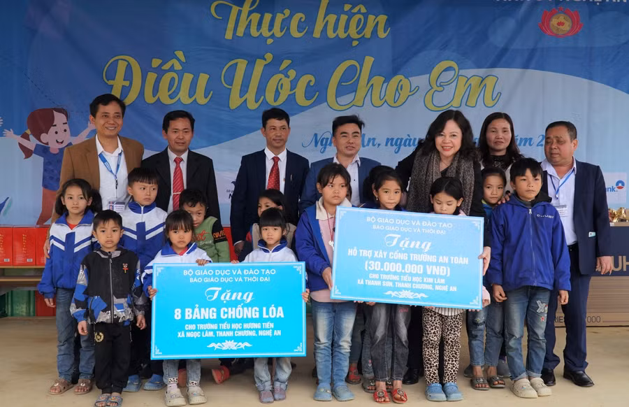 Đoàn công tác Bộ GD&ĐT trao quà "Điều ước cho em" đến thầy trò vùng tái định cư huyện Thanh Chương, Nghệ An.