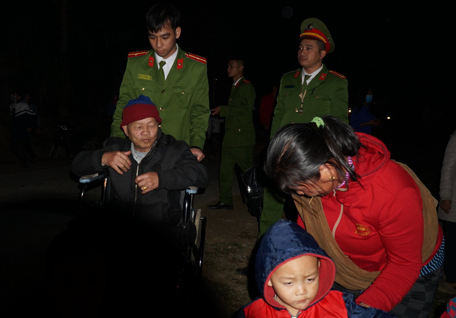 Cụ già ngồi xe lăn được lực lượng công an đưa đến tham dự chương trình Xuân ấm biên cương