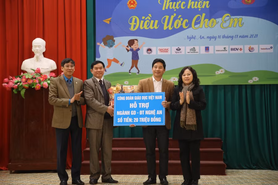 Công đoàn Giáo dục Việt Nam hỗ trợ ngành giáo dục Nghệ An chăm lo tết cho cán bộ, nhà giáo