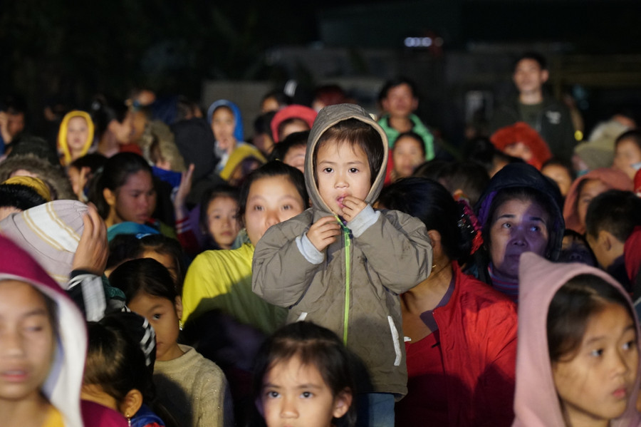 Em nhỏ háo hức trước chương trình Xuân ấm biên cương xứ Nghệ