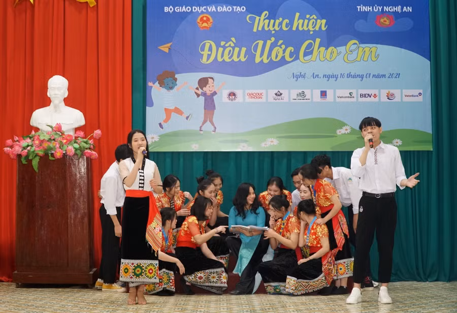Tiết mục văn nghệ của giáo viên và học sinh