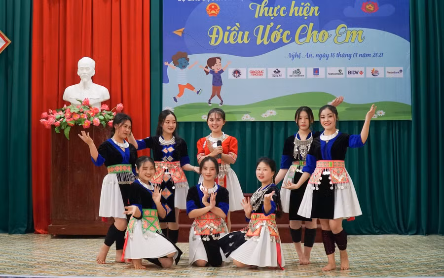 Chương trình văn nghệ của các em học sinh dân tộc thiểu số