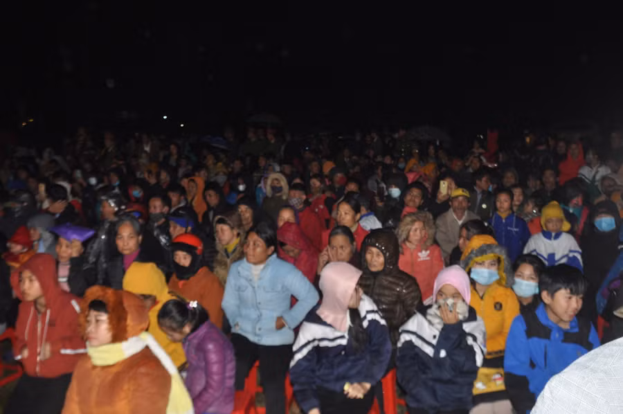 Đông đảo bà con đến tham dự chương trình