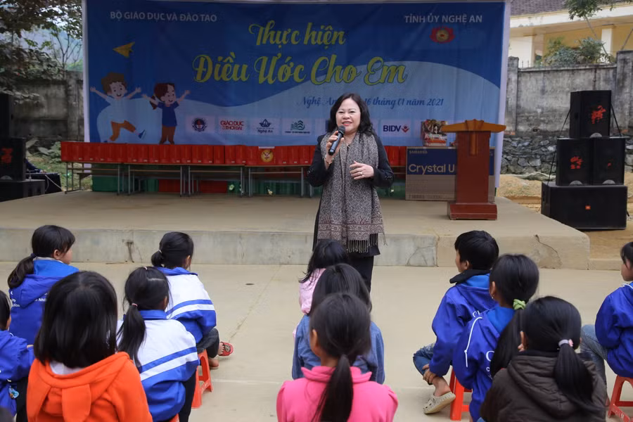 Thứ trưởng Bộ GD&amp;ĐT giao lưu, trò chuyện với học sinh.