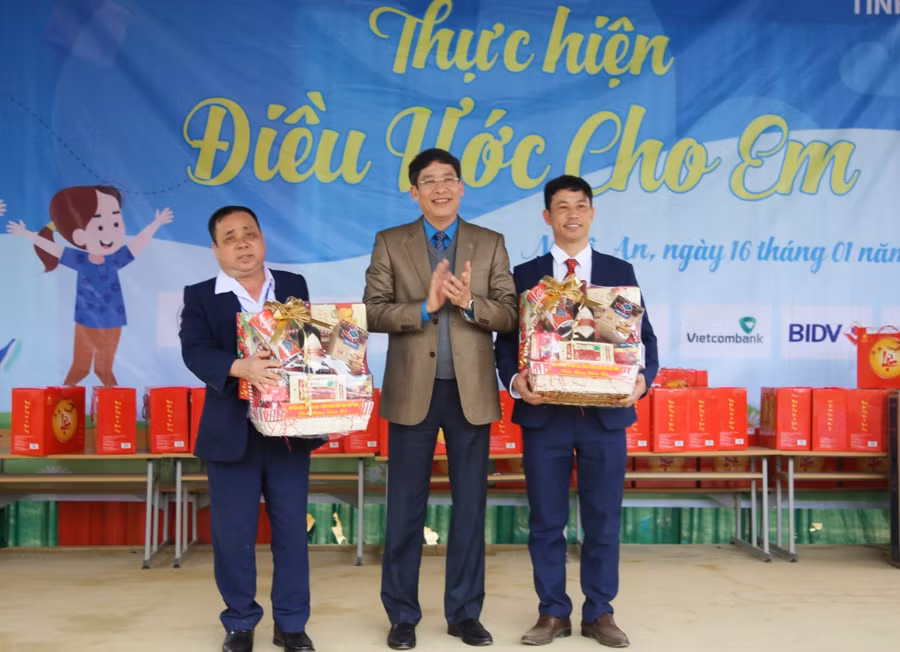 Công đoàn Giáo dục Việt Nam trao quà cho 2 Trường Tiểu học Kim Lâm và Tiểu học Hương Tiến