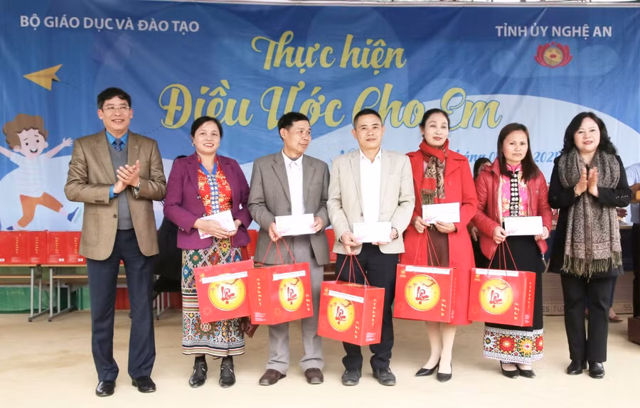 Trao quà tết cho giáo viên dạy học tại vùng tái định cư xã Ngọc Lâm và Thanh Sơn.