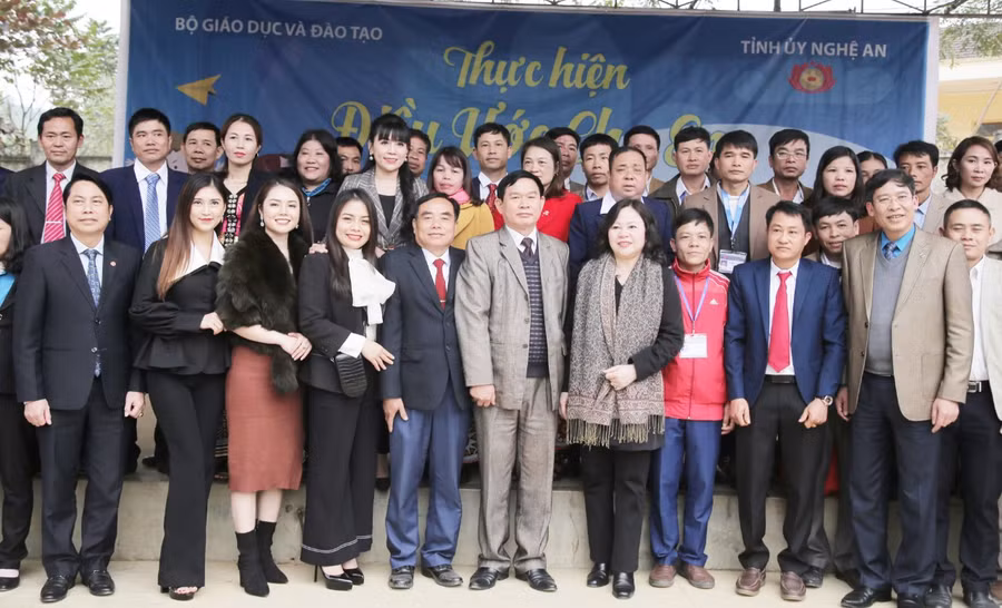 Đoàn công tác Bộ GD&amp;ĐT, Công đoàn Giáo dục Việt Nam, Báo Giáo dục và Thời đại, đại diện các nhà tài trợ chụp ảnh lưu niệm cùng tập thể cán bộ, giáo viên 2 nhà trường.