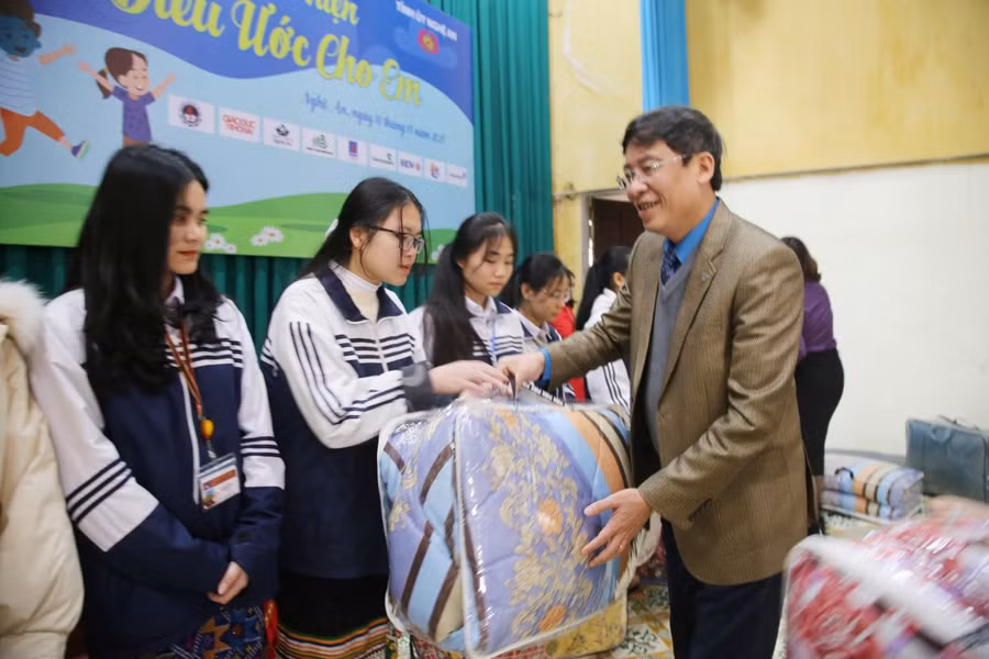 Ông Vũ Minh Đức - Chủ tịch Công đoàn GDVN trao chăn ấm cho học sinh dân tộc nội trú