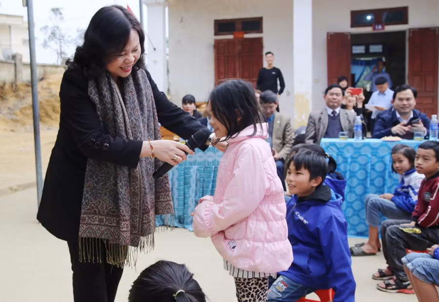 Học sinh thổ lộ điều ước của mình với Thứ trưởng Bộ GD&amp;ĐT.