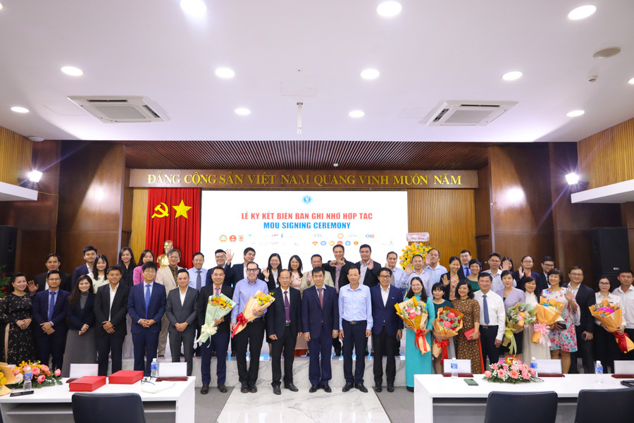 Các đơn vị đối tác với Trường Đại học Luật TPHCM tại lễ ký kết biên bản ghi nhớ hợp tác. Ảnh: HCMULAW Các đơn vị đối tác với Trường Đại học Luật TPHCM tại lễ ký kết biên bản ghi nhớ hợp tác. Ảnh: HCMULAW