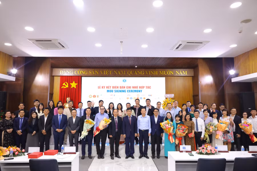 Các đơn vị đối tác với Trường Đại học Luật TPHCM tại lễ ký kết biên bản ghi nhớ hợp tác. Ảnh: HCMULAW