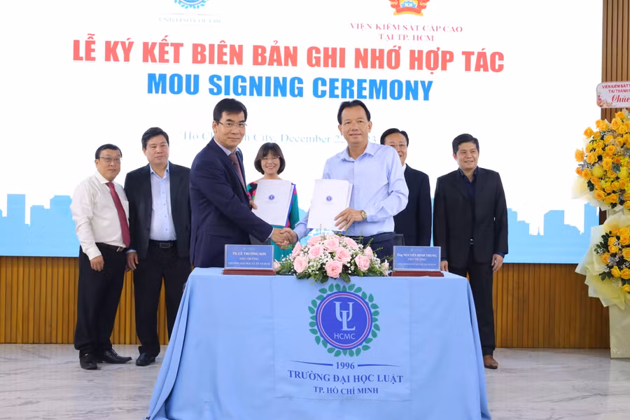 Trường Đại học Luật TPHCM ký kết biên bản ghi nhớ hợp tác với Viện Kiểm sát Nhân dân cấp cao tại TPHCM. Ảnh: HCMULAW