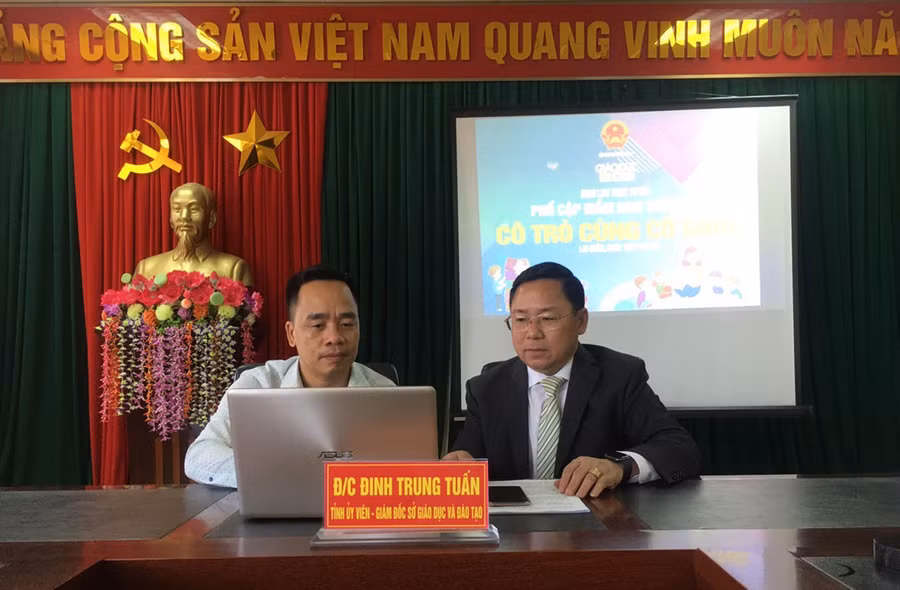 NGƯT Đinh Trung Tuấn (phải) trả lời câu hỏi của độc giả Báo GD&amp;TĐ tại điểm cầu Lai Châu.