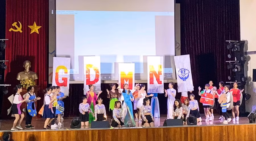 Các nữ sinh Khoa GDMN, Trường ĐHSP Hà Nội trong một hội thi nghiệp vụ sư phạm.