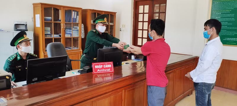 Bộ đội Biên phòng Cửa khẩu quốc tế Na Mèo (Quan Sơn, Thanh Hóa) kiểm soát người nhập cảnh.