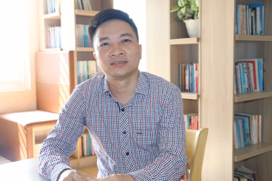 Thầy giáo – tiến sĩ Vật lý Phan Văn Thuận, Trường Phổ thông DTNT THPT tỉnh Nghệ An. Ảnh: Hồ Lài.